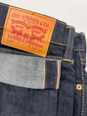 Selvedge Levis 510  Jeans - Väldigt snygga Selvedge Levis i mörk kvalitets denim. Jeansen är i mycket gott skick. Använda, men mycket kvar att ge! Regular fit. Färg: Mörkare blå färg | Modell: 510 | Storlek: W36 L34 | Sitter mer som en W35 (kolla måtten nedan) Mått: (Måttavvikelse +-1cm) A: 44 cm B: 112 cm C: 18 cm D: 30 cm Tveka inte att höra av dig minsta fråga eller fundering! Skickas snabbt!