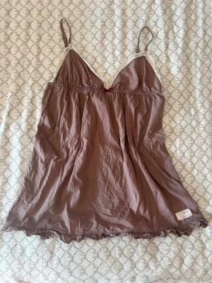Baby tee klänning Odd Molly - Super söt kort Baby Tee klänning, men kan användas som linne då den är väldigt kort. Storlek 0 som motsvarar ungefär small. Super fint skick!