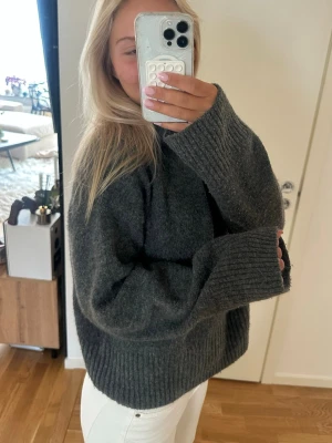 Stickad tröja - Säljer en favorit tröja! Super gosig mörkgrå stickad tröja från hm🐘🐘