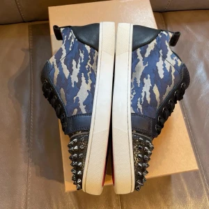 Christian Louboutin skor - Christian Louboutin skor i storlek 41.5 passar 42! ~ svårhittad modell- endast skor ingår, skick 8/10  ~ skriv vid frågor ~ pris går att diskutera! 