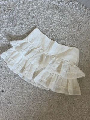 vit volang kjol💓 - säljer en jättesöt volangkjol från divided (h&m)💗 den är i mycket fint skick och knappt använd pga att den inte passar så bra💓 så den kommer tyvärr inte till användning 💓(den känns som storlek 34 mer än 36)