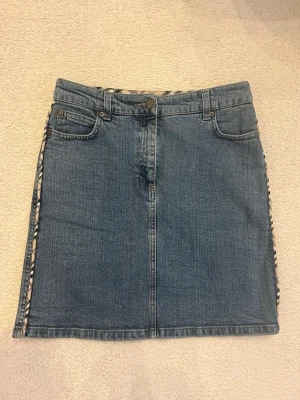 Burberry jeanskjol - Denimkjol från Burberry i US storlek 2, vilket motsvarar XS. Kommer tyvärr inte till användning.