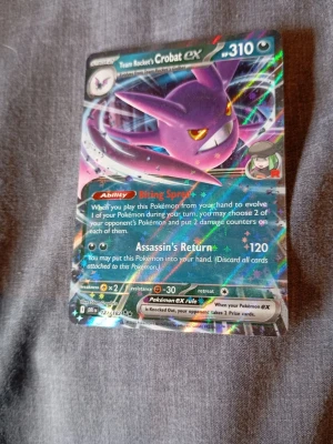 Pokémonkort Team Rocket’s Crobat EX - Säljer ett Pokémonkort: Team Rocket’s Crobat EX med 310 HP. Kortet har en holografisk yta och visar Crobat i lila och rosa färger. Det är ett samlarkort från Pokémon TCG och har attacker som Biting Spree och Assassin’s Return. Perfekt för samlare eller spelare. Den är i superbra skick. Pris kan diskuteras 🙌. Mvh Rasmus.