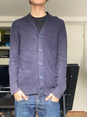 Dobber cardigan - En snygg stickad cardigan från dobber i storlek M. Han på bilden är 179. Fint skick, smått urtvättad. Har du några frågor? Fråga på