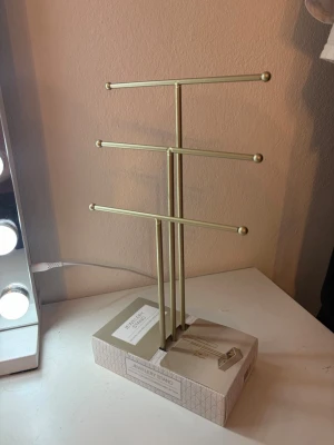 ✨ Smyckesställ i guld – 3 nivåer | Clas Ohlson - Superfint och stilrent smyckesställ i guldfärg från Clas Ohlson 🤍 Perfekt för att organisera och visa upp halsband, armband, örhängen och andra smycken.  ✨ 3 nivåer i olika höjder ✨ Guldfärgad/guldpläterad finish ✨ Display-/förvaringsdel längst ner för mindre smycken ✨ Perfekt för halsband, armband & håraccessoarer ✨ Mått: 9,5 × 16,5 × 31,2 cm ✨ Originalkartong medföljer  Jättefint att ha framme på sminkbordet, byrån eller i garderoben – både praktiskt och dekorativt 💌