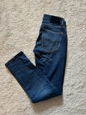 Neuw jeans Lou Slim W28 L32 - Ett par supersnygga blå Neuw jeans i modellen Lou Slim. De är i toppenskick och använda väldigt sparsamt så i princip nyskick.   W28 L32 Midja 40 cm Ytterbenslängd 106 cm Innerbenslängd 79 cm Benöppning 16,5 cm  Bara att skriva vid några frågor, priset är inte hugget i sten.   Mvh