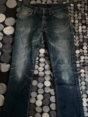 Blå slitna jeans från Nudie Jeans - Nudie Jeans med sjuk wash, ni hittar inte inte bättre kvalite med denhär färgen. 31 34L men numera 30W 32/34 L