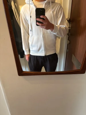 Vit polo Ralph lauren hoodie med dragkedja  - Vit zip-hoodie från Polo Ralph Lauren i storlek M. Stilren och klassisk modell med  något tajtare passform. Nästintill oanvänd och har inga defekter!
