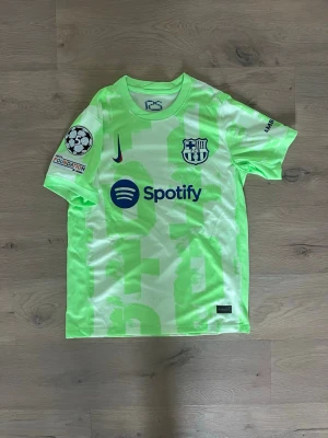 Barcelona 24/25 tredje - Helt ny aldrig använd Barcelona tröja med Lamine yamal på ryggen. Skriv vid frågor eller funderingar!