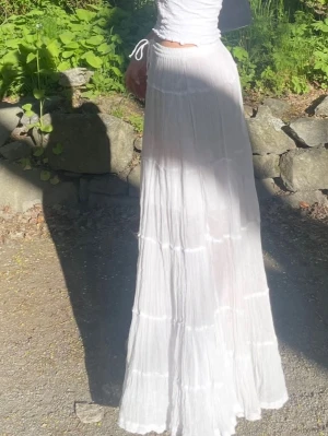 Vit långkjol - Superfin långkjol i storlek S!🥰 Endast använd ett fåtal gånger men har en gräsfläck och är lite sliten längst ner (se bilder)🌸 (köpte den på en marknad utomlands så vet inte märket) 