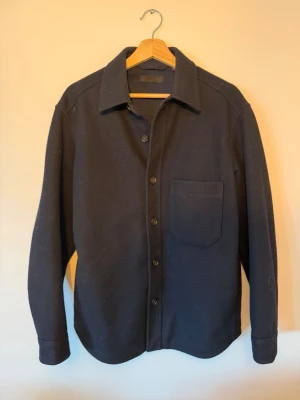 Mörkblå overshirt ifrån uniqlu - Tjena! Vi säljer just nu denna sjukt feta Overshirten ifrån uniqlu i storlek M. Den är i extremt bra skick! Hör av er vid minsta fråga eller fundering!