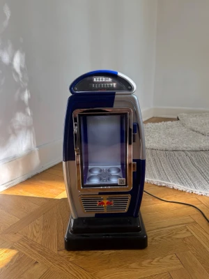 Retro RedBull Minikyl - Välfungerande minikyl från Redbull med plats för 4 Redbulls. Säljs pga flytt.