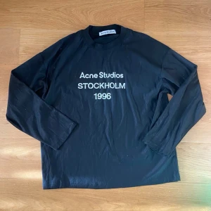 Acne studios longsleeve - Säljer en snygg acne longsleeve, storlek S, pris kan diskuteras vid rimligt pris. Du vet varför det är så billigt 