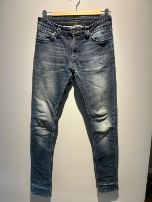 Nudie jeans - Riktigt feta Nudie jeans, storlek 28/32. Finns nån mycket liten fläck, något som inte syns vid användning. Utöver det väldigt bra skick. Hör av er vid frågor!