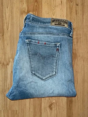 Replay jeans  - Ljusblåa Replay jeans. Vid jeansens benslut så finns det dragkedja. Midja 36cm, längd 96cm. JAG SKICKAR EJ FLER BILDER NÄR JAG BÄR JEANSEN! för bättre inblick i passformen rekommenderar jag att googla på modellnamnet. För storleksguide kolla måtten noggrant då jeansen alltid kan vara uppsydda heller krympta och jag ej tar emot returer :) (r16)
