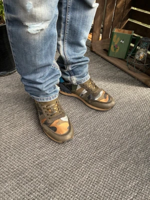 Camo Valentino Rockrunners  - Säljer ett par sköna rockrunners med camouflagemönster i grönt, blått och "guld". Skick 7,5/10, inga särskilda defekter utan endast lite tecken på användning. Självklar äkta och det är bara att skriva vid funderingar!✅🤝