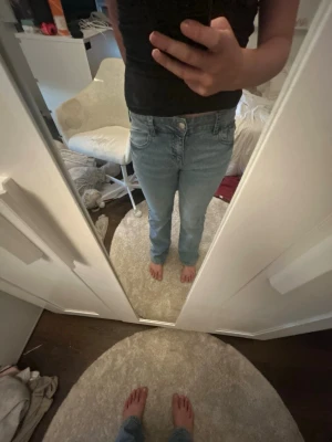 Ljusblå raka jeans från Lee - Säljer ett par ljusblå jeans från Lee med rak passform och klassisk femficksdesign. Jeansen har hög midja och är tillverkade i ett mjukt denimtyg som ger en avslappnad look. Perfekta till vardags för en stilren och enkel outfit.