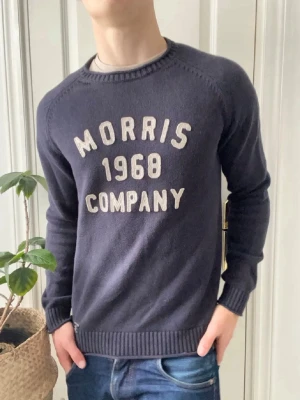 Mörkblå tröja Morris 1968 Company - Säljer en mörkblå tröja från Morris i storlek M. Den är i mycket bra sick och vid fler frågor är de bara att höra av sig🙌