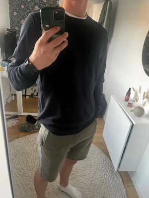 Mörkblå tröja från Dressmann - En stilren mörkblå tröja från Dressmann i storlek L. Tröjan har rund halsringning och är tillverkad i 100% bomull vilket gör den mjuk och bekväm. Perfekt att matcha med jeans eller chinos för en clean look. Köpte nu för 599