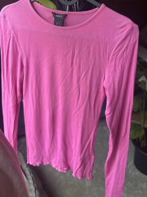 Rosa finribbad/långärmad tröja Lindex (Strl S) - Söt, rosa långärmad tröja från Lindex med fin vågkant (lettuce hem) i ärmsluten och nedtill. Mjuk, stretchy och perfekt som basplagg. 