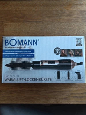 Bomann varmluftsborste 3-i-1 - Säljer en Bomann varmluftsborste modell HAS 6077 CB med tre utbytbara tillbehör: volymborste, rundborste (25 mm) och fönmunstycke. Borsten har två temperaturinställningar och kalluftsläge. Perfekt för styling och lockar. Färg: svart med metalliska detaljer. Testad en gång och enbart ett av styckena.
