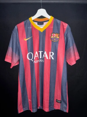 Retro FC Barcelona fotbollströja - Ikonisk tröja med Messi på ryggen. Tyvärr har trycket börjar släppa lite. 