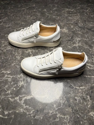 Giuseppe Zanotti - Säljer ett par otroligt snygga skor från det exklusiva märket Giuseppe Zanotti! Skorna är i mycket bra skick, skulle säga ungefär 9/10 och säljs i befintlig skick. Nypris ligger på över 6000kronor men vi säljer våra för endast 1149 och kan gå ner i pris ännu mer vid snabb affär! Skorna är i storlek 40 och är true to size. Skriv gärna ifall det är några funderingar, allt bästa SkoKapet