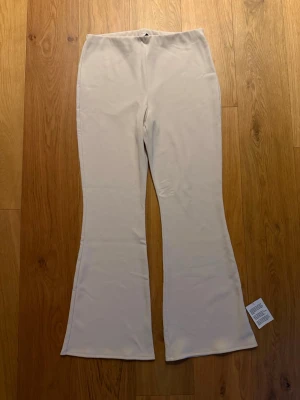 Ribbade Finbyxor ASOS Design - Helt Nya - Säljes då jag helt enkelt inte orkade fixa en retur efter att jag hade provat de och inte gillade hur de satt! 😁 Så de har bara legat i garderoben senaste året. Som sagt helt nytt skick. Färgen är creme. 🌸Kolla näst sista bilden för material. 😊 Nypris var ca. 250:- 