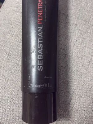 Sebastian Penetraitt shampoo 250ml - Sebastian Penetraitt shampoo i svart plastflaska, 250 ml. Ett stärkande och reparerande schampo som passar för skadat hår. Flaskan har en stilren design med text i vitt och rött.