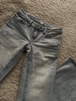 ljusblåa jeans från ginatricot storlek 158 - Säljer ett par jättefina bootcut/flare jeans från gina tricot. Helt nya eftersom jag ångrade köpet. De är lowrise/midrise men sitter väldigt bra. Passar om man är runt 155-160 och kan skicka mått om det behövs. Storlek 158