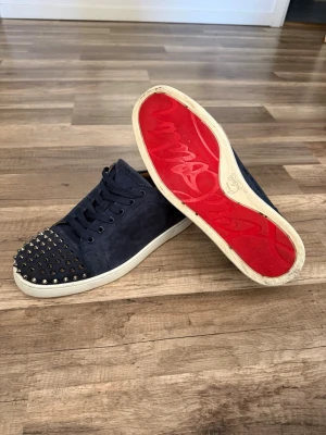Louboutins ”UNIK” - Säljer dessa otroligt fina louboutins. Givetvis finns de tecken på slitage under sulan, förutom de är skon i väldigt bra skick! Storlek 43,5 men passar mig som har 43 väldigt bra med lite utrymme för att dom ska kännas behagliga! Sköna skor även unika då inte så många har just denna modellen. Hör av er vid frågor, priset diskuteras vid snabb affär!💨💰DUSTBAG SKICKAS MED!!