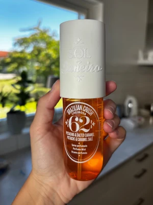 Sol de Janeiro 62 - Sol de Janeiro 62💛nästan full💛 luktar verkligen jättegott men använder andra perfymer mer så tänkte sälja denna💛90 ml flaska, ca 80% kvar💛