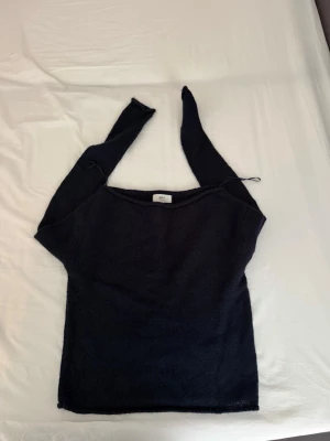 Mörkblå stickad tröja Gina Tricot - Mysig mörkblå stickad tröja från Gina Tricot i ullblandning. Tröjan har rund halsringning och långa ärmar. Perfekt för kyliga dagar och enkel att matcha med jeans eller kjol.