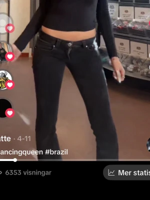 Lågmidjade jeans - Svarta jeans som är omsydda till lågmidjat ❤️🌟