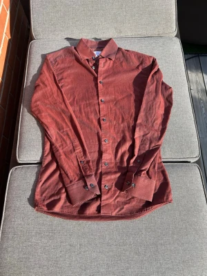 ETON skjorta - Stilren slim skjorta från eton. En fin färg som kommer passa bra nu till hösten och vintern. Denna skjorta e perfekt till utekvällar om du vill sticka ut lite jämfört med dem andra. Storlek: S Hör gärna av er om ni undrar något annat!!!!