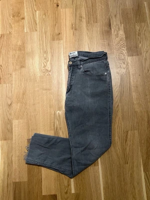 Acne Jeans - Storlek 30/30 - Acne Studios Jeans till salu. Byxorna är nyskick, inga defekter. Storlek Waist 32 / Lenght 32. Hör av dig vid intresse/frågor. PRIS KAN DISKUTERAS!