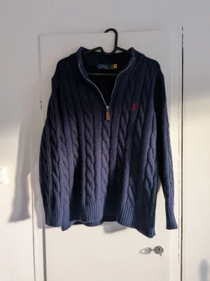 Stickad Ralph Lauren 1/4 zip - Tjena! Jag säljer en riktigt snygg och populär stickad Ralph Lauren tröja😁 Den är i mycket bra skick och har inga fläckar eller skador☺️ Den är självklart äkta✅ Skicka om du har några frågor👍