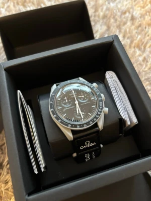 Omega x Swatch mission to the moon - Omega x Swatch Mission to the moon klocka säljes. Inte använts mycket men är i topp skick👌Allt på bild medföljer och har även ett armband i gummi✅