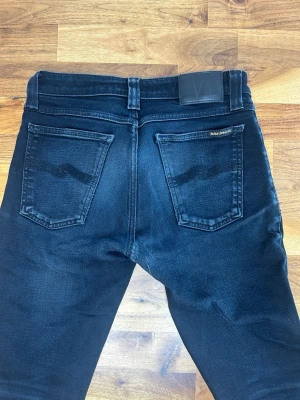 Nudie Jeans - Säljer just nu dessa feta Nudie Jeans🙌🏻Storlek: 29/34. Längd= 102 cm | Midja= 35 cm | Modell: Skinny Lin | Skriv för fler frågor eller funderingar!