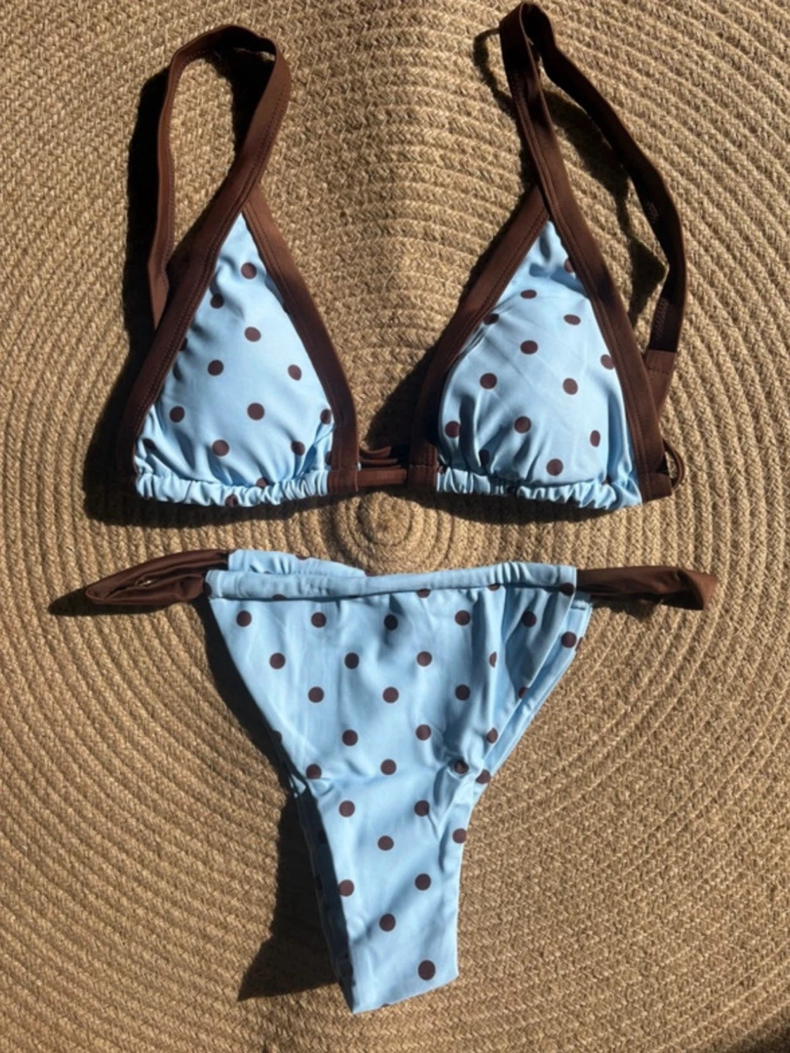 Blåprickig bikini med bruna detaljer - 1