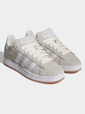 Beige Adidas Campus sneakers - Snygga Adidas Campus sneakers i beige mocka. Skorna är nästintill oanvända och därför som i nyskick. Orginalpris 1449kr.