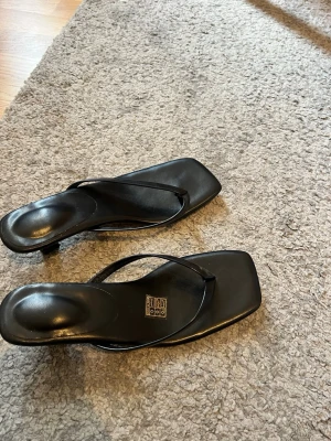 Svarta sandaletter med låg klack - Helt nya priset pruttat och klart