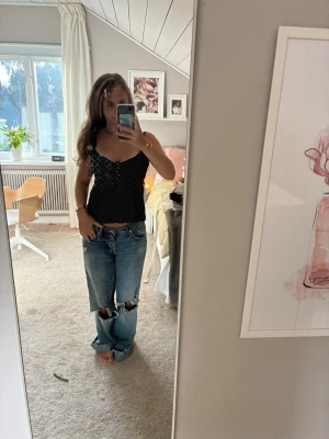 Polka dot top - En trendig och fin topp som kan användas till vardags men även på festtillfällen. Man kan även knyta den där bak💕 Jag har bara and är den två gånger 