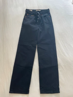 Levis jeans - Säljer ett par svarta Levis jeans med raka ben och hög midja. Bra kvalité! Storlek i midja är 26.