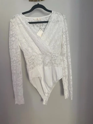 Spets, glitter body från Fashion - Säljer en helt oanvänd body från fashion. Den är med spets och glitter detaljer. 💞
