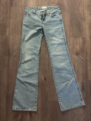 Ljusblå bootcut jeans - Säljer ett par ljusblå bootcut jeans från Gina tricot med snygga fickor baktill. Jeansen har låg midja och är jätte sköna, säljer pågrund av att jag inte får på mig dom längre men typ nästan aldrig använda! Säljer dom nu för 210kr☺️pris går såklart alltid att diskutera! 