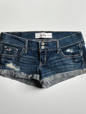 Blå denimshorts från Hollister - skitsnygga shorts från hollister. perfekta för sommarn. pris kan diskuteras 🩷         köpte för 599kr