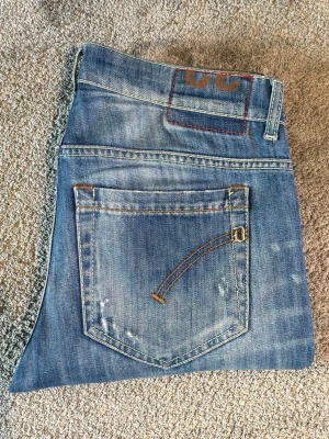 Dondup George med slitningar  - Dondup Jeans med Slitningar||Skick 9/10||Storlek W32/L32||Modell George||Skriv vid minsta intresse||