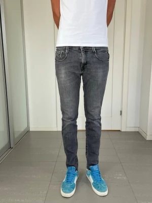 Replay Anbass Jeans - Säljer nu dessa Replay Anbass Jeans, W29 o L30 med mått ca 38 o 100 cm. moddelen är 183 och väger 68 kg. Skriv för fler bilder/frågor🙌🏼