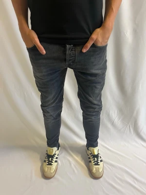 Jacob Cohën 688 | storlek 30 - Tja! Säljer nu dessa grå/svarta Jacob Cohën 688 i en riktigt fet wash.                                                                   Inga defekter - Storlek 30 - pris 999kr -           Mått: 97 cm längd, 39 cm midja.  Hör gärna av er vid intresse eller frågor!  Priset är inte hugget i stenen!